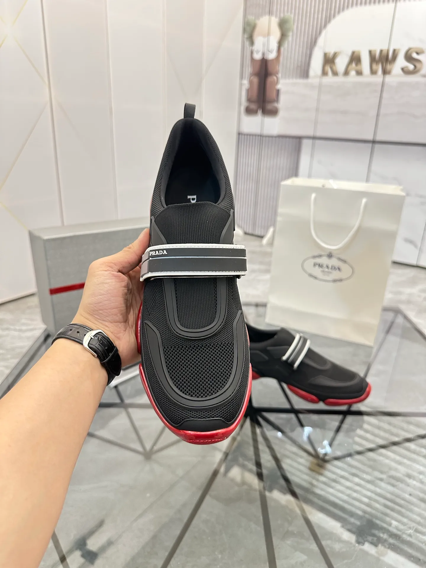 Men's shoes: 💰P500¥ High-end top quality Product trademark: Prada *"Prada*" low-top casual shoes Regular size: 38-45 (can be customized to 46) One size larger Product materials: imported breathable fly weave upper, professional glue-making process, breathable lining, cowhide foot pads, original outsole. No.: 001